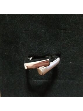 Minimalist sterling silver ring, size 7 ,stamped 925.New in the box